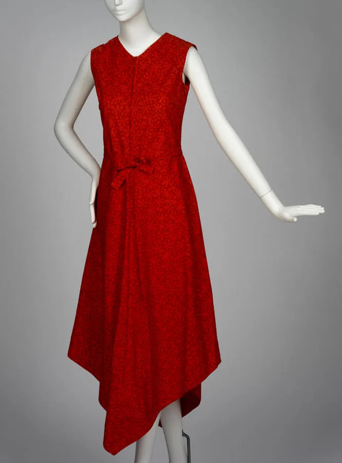 Extended Beyond Support: The Quiet Physics of the Asymmetric Hem
